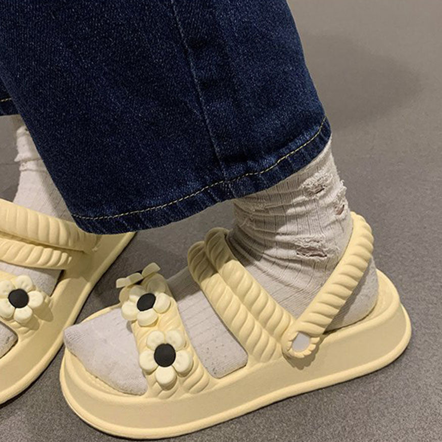 Sandalias con doble tira y decoración floral