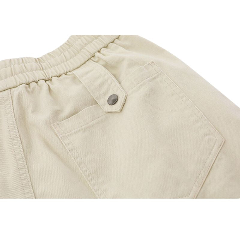 Pantalones cargo plisados ​​con múltiples bolsillos y parche