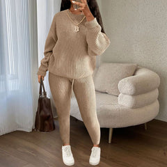 Einfarbiges Set aus Strickpullover und Hose