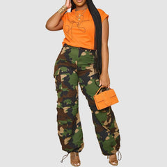 Cargohose mit Patches und mehreren Taschen im Camouflage-Muster