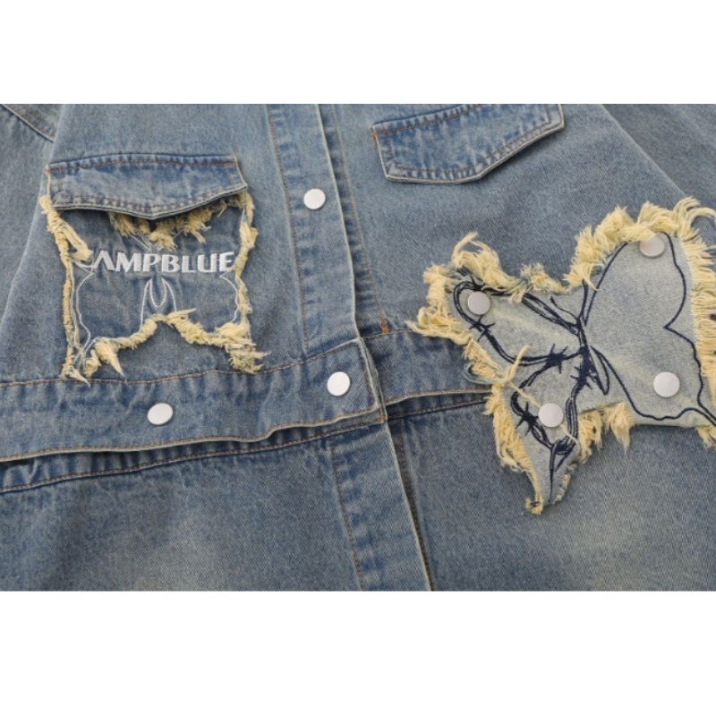 Chaqueta vaquera desgastada con bordado de mariposas