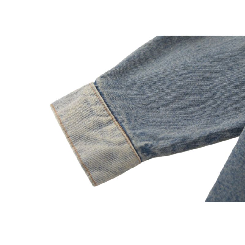Chaqueta vaquera desgastada con bordado de mariposas