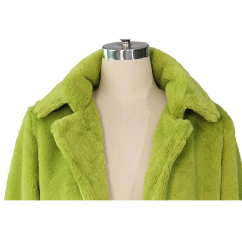 Chaqueta corta con solapa y pelusa