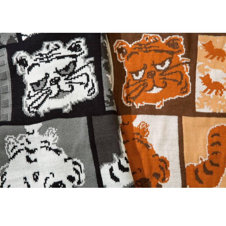 Schöner Pullover mit Tiger-Stickerei