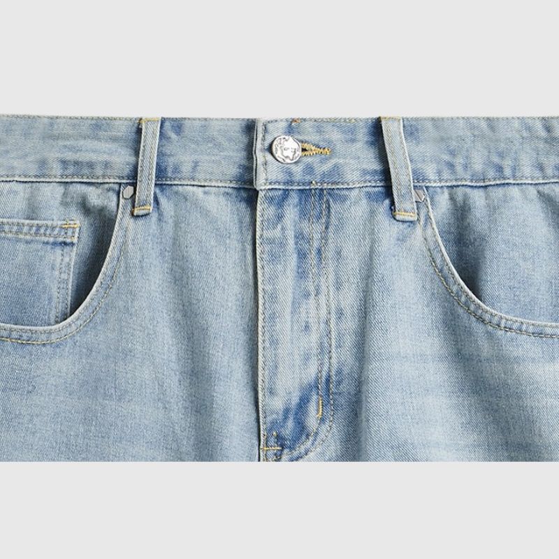 Zerkratzter zerrissener Jeans-Shorts