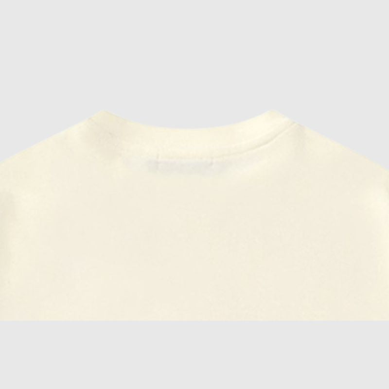 Camiseta con letras bordadas