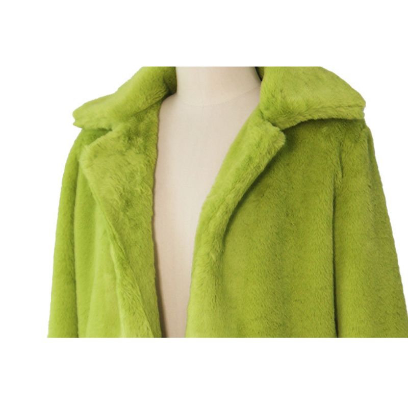 Chaqueta corta con solapa y pelusa