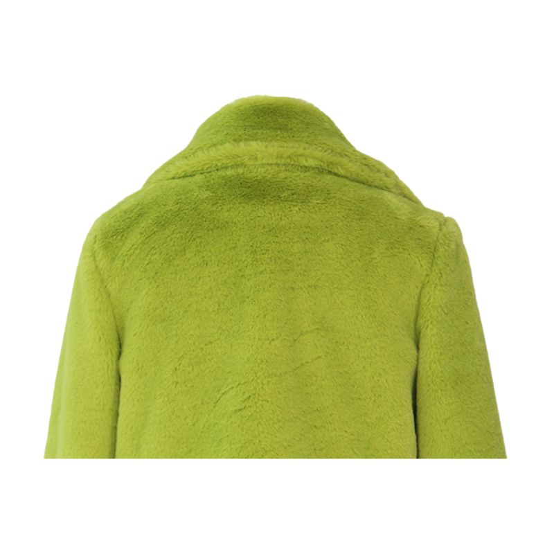 Chaqueta corta con solapa y pelusa