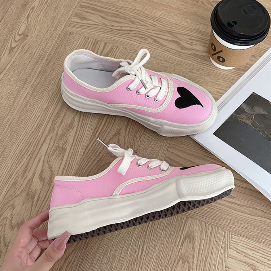 Canvas-Sneakers mit Herzmuster-Stickerei