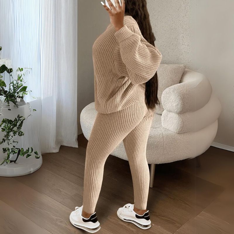 Einfarbiges Set aus Strickpullover und Hose