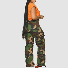 Cargohose mit Patches und mehreren Taschen im Camouflage-Muster