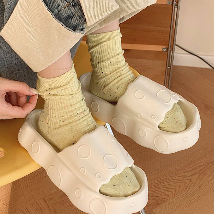 Lindas sandalias de plataforma con forma de queso