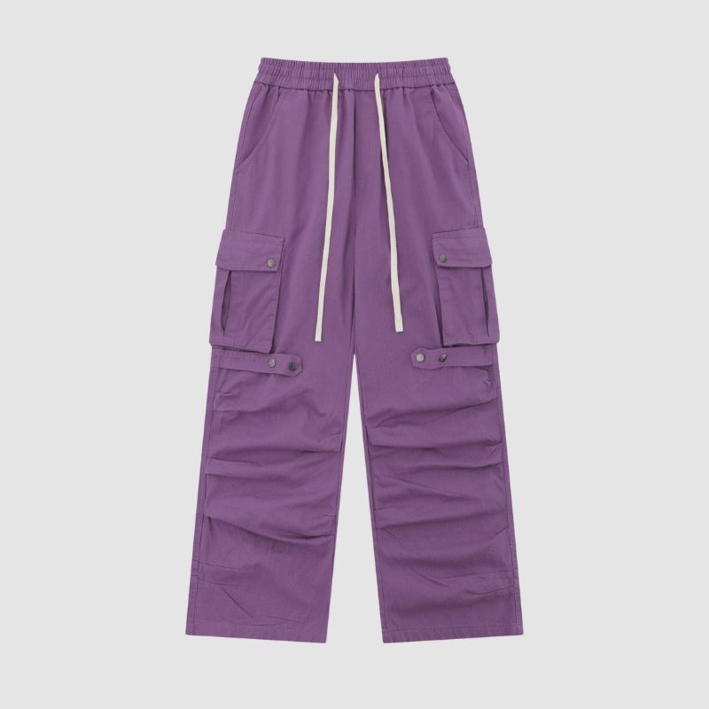 Pantalones cargo plisados ​​con múltiples bolsillos y parche