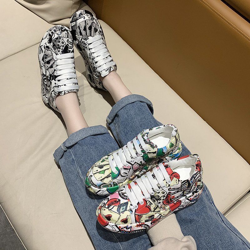 Plateau-Sneakers aus Leder mit Graffiti-Print