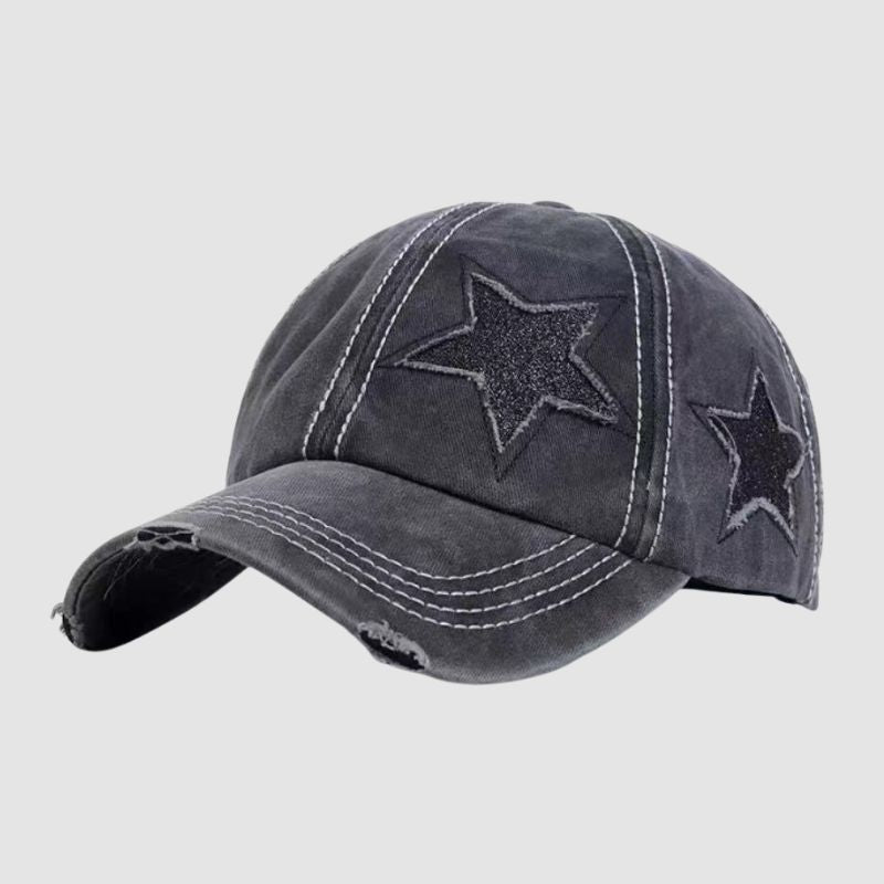 Gorra de béisbol con estrella desgastada