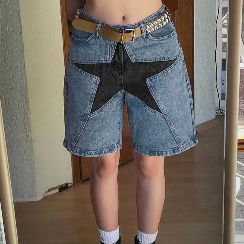 Jorts mit kontrastierenden Stern-Patches