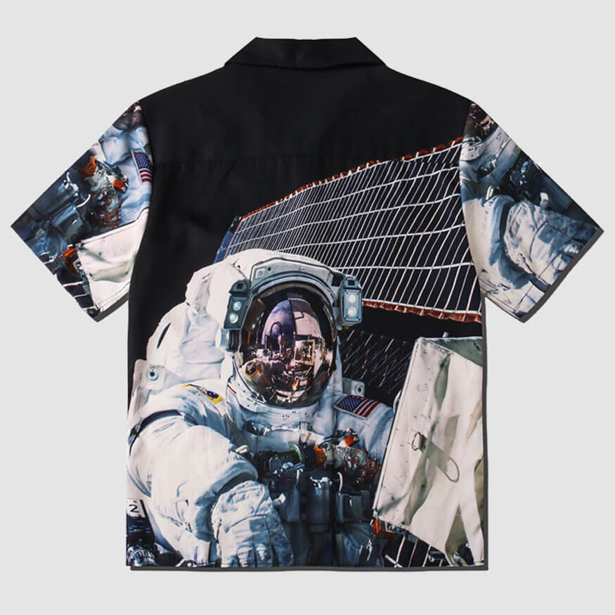 Camisa de verano con estampado de astronauta