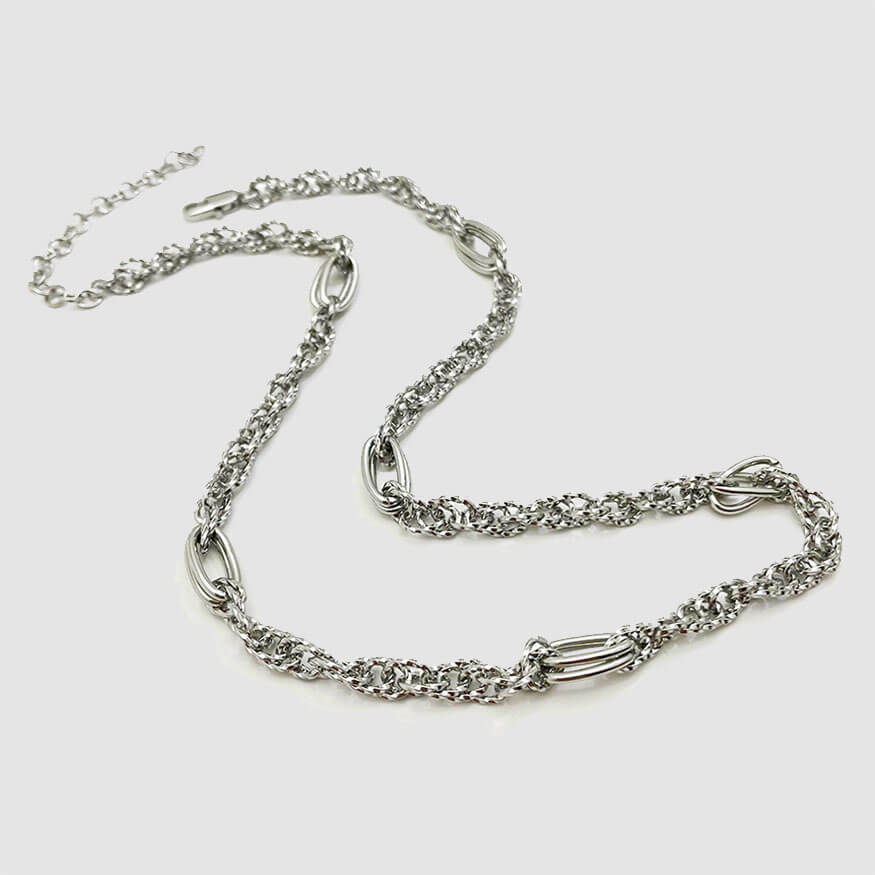 Collar con giro geométrico irregular