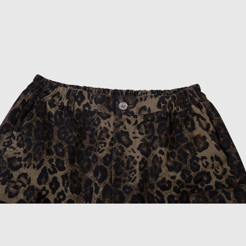 Pantalones cortos cargo de leopardo