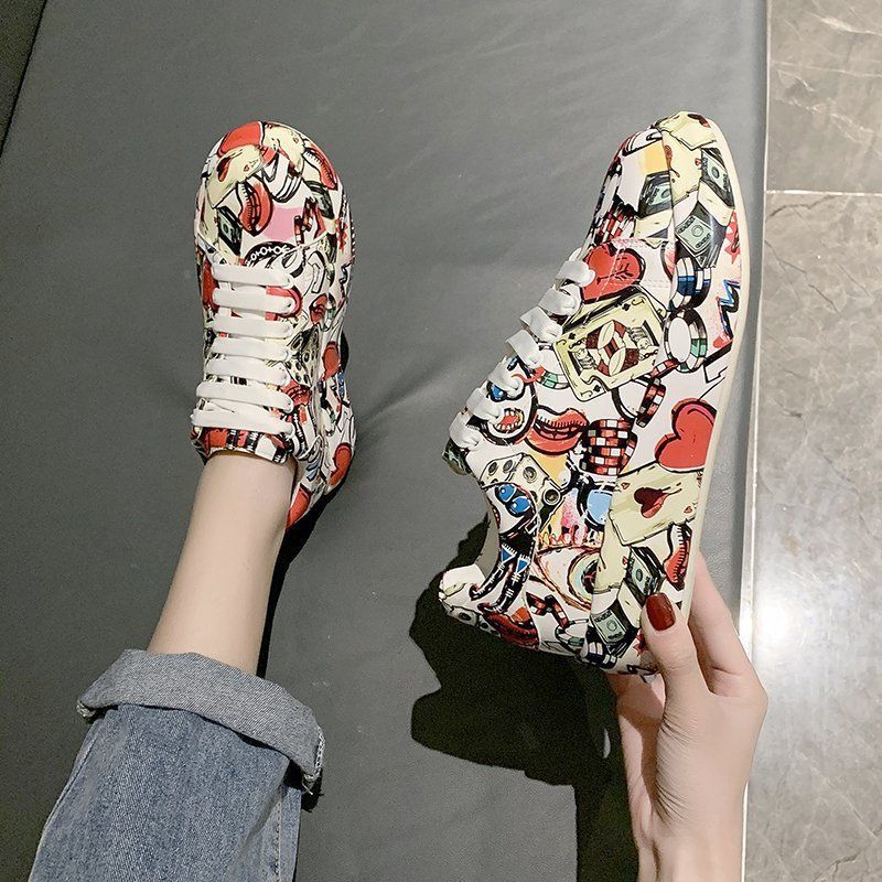 Plateau-Sneakers aus Leder mit Graffiti-Print