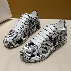 Plateau-Sneakers aus Leder mit Graffiti-Print