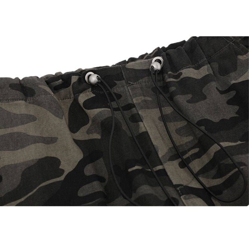 Pantalones cargo plisados de camuflaje