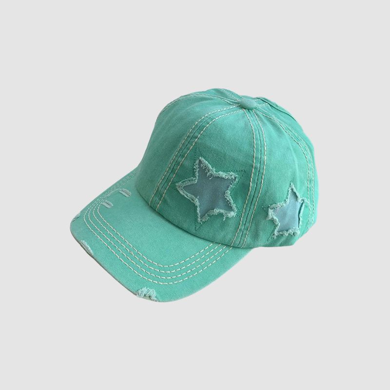 Gorra de béisbol con estrella desgastada