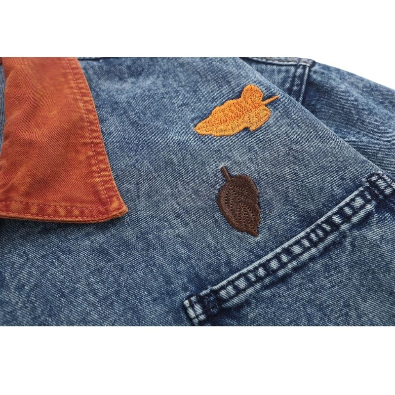 Chaqueta vaquera multibolsillos con bordado de follaje