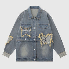 Chaqueta vaquera desgastada con bordado de mariposas