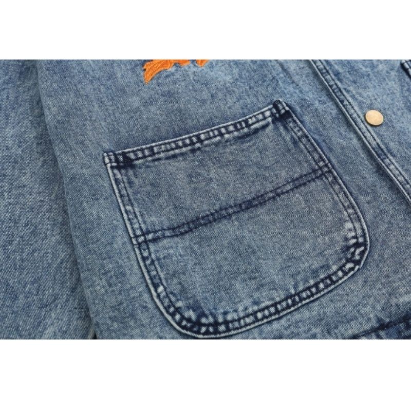 Chaqueta vaquera multibolsillos con bordado de follaje