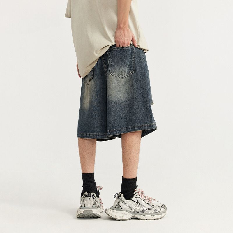 Zerkratzter zerrissener Jeans-Shorts