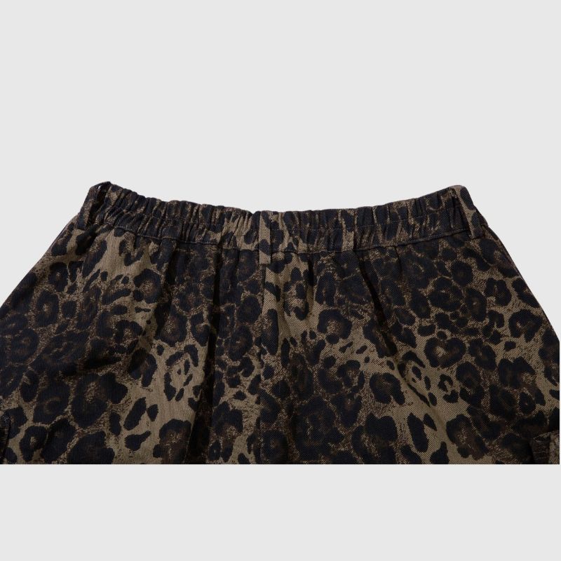 Pantalones cortos cargo de leopardo