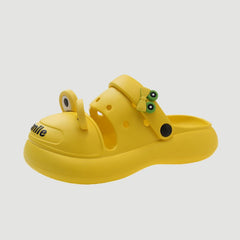 Lindas pantuflas de plataforma con forma de rana