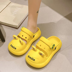 Lindas pantuflas de plataforma con forma de rana