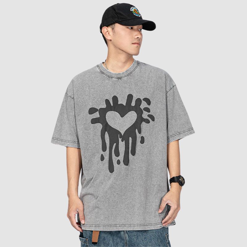 Camiseta con estampado de corazón desgastado