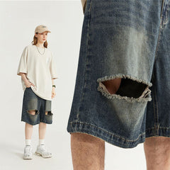 Zerkratzter zerrissener Jeans-Shorts