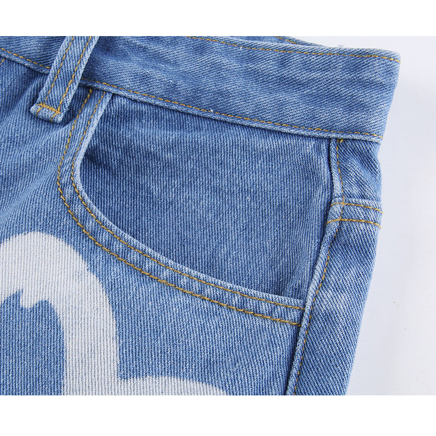 Jeans mit Graffiti-Print in Herzform