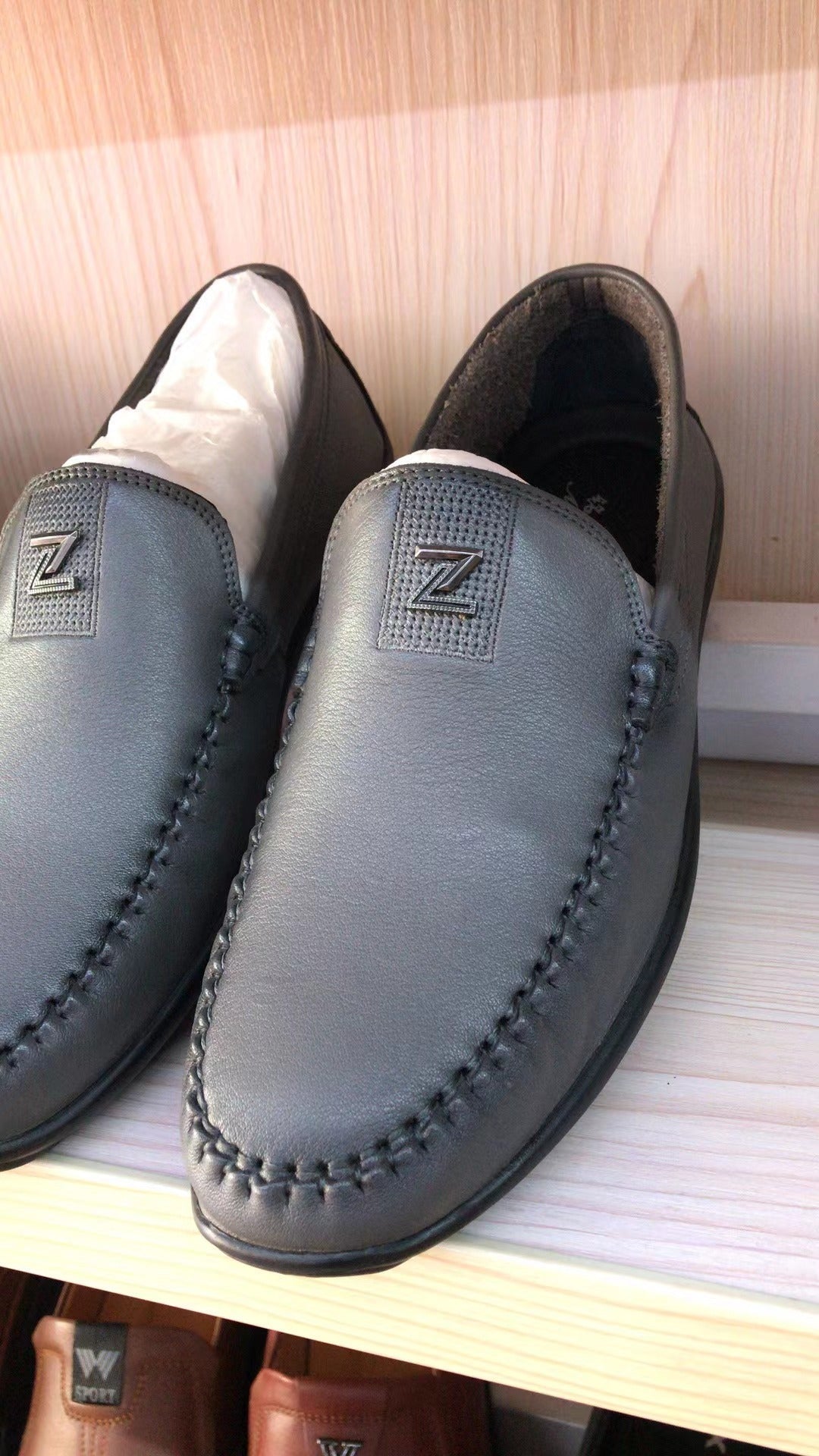 Mocasines blancos auténticos y elegantes para hombre