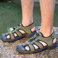 Schöne geschlossene Herren-Outdoor-Sportsandalen