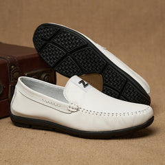 Mocasines blancos auténticos y elegantes para hombre