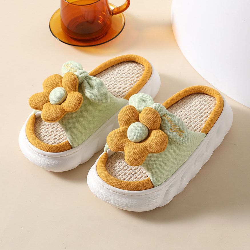 Lindas pantuflas de lino con decoración de flores