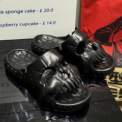 Stilvolle Slides in Totenkopfform