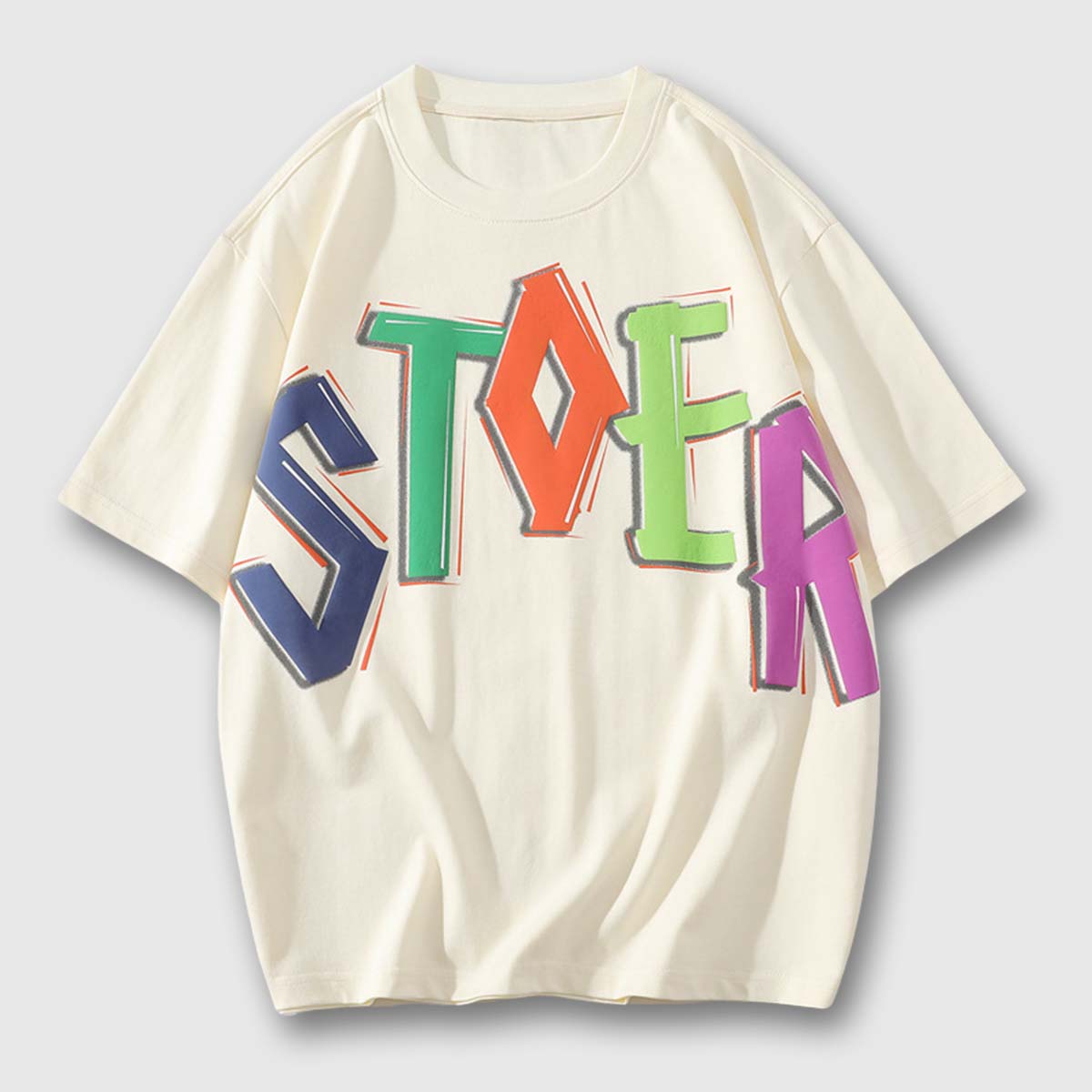 Camiseta gráfica con letras coloridas