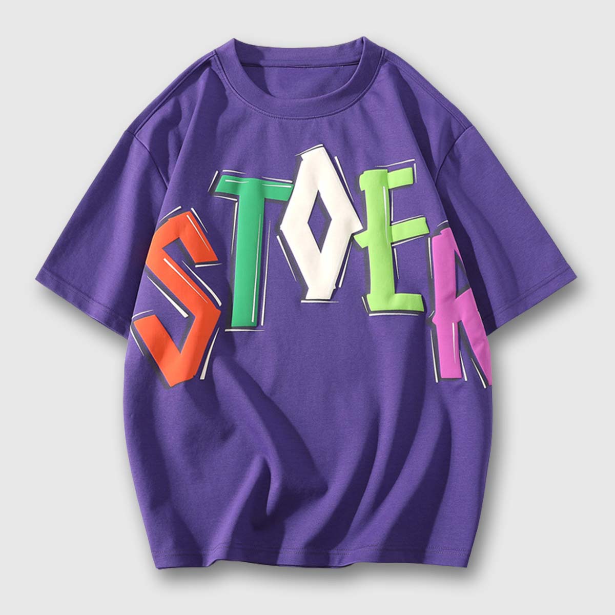 Camiseta gráfica con letras coloridas