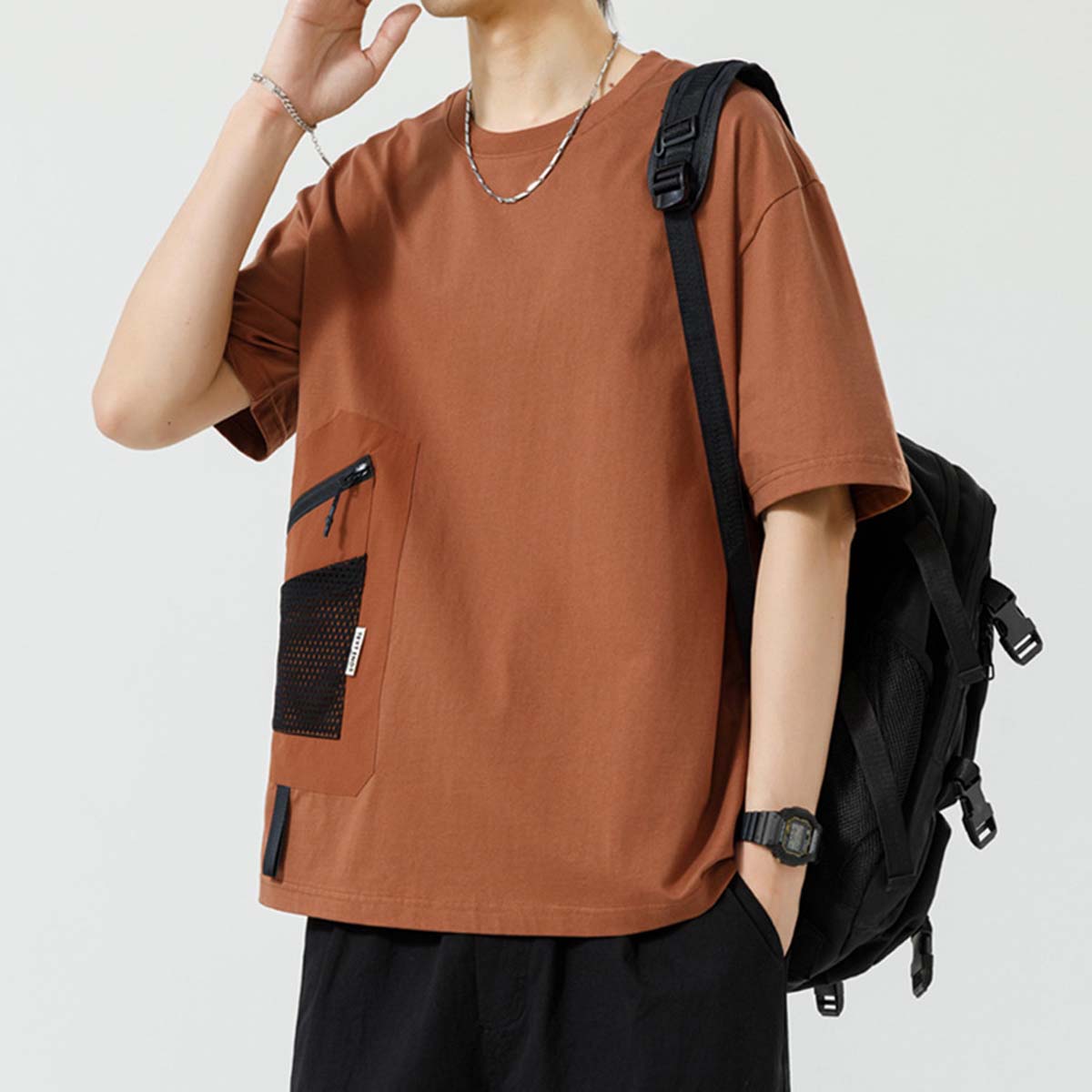 Camiseta casual con bolsillo creativo