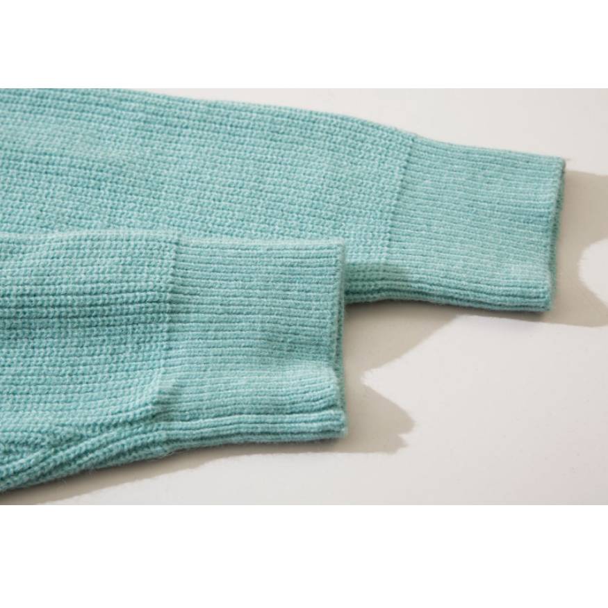 Süßer Strickpullover mit Kaninchen-Tasche