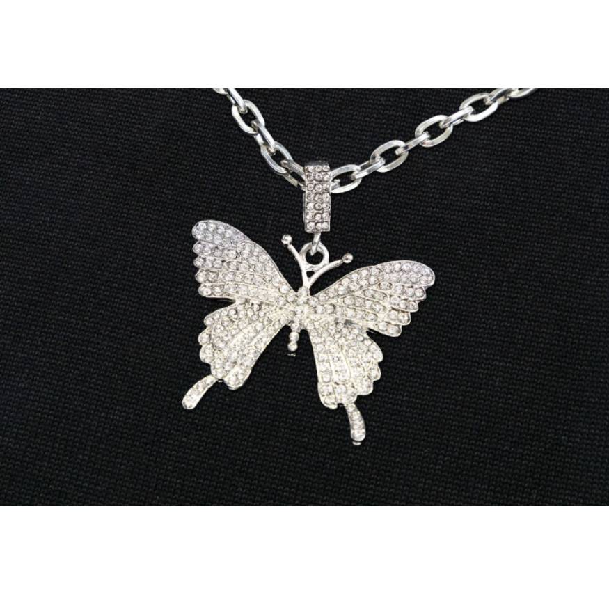 Suéter con estampado de mariposas y decoración de collar