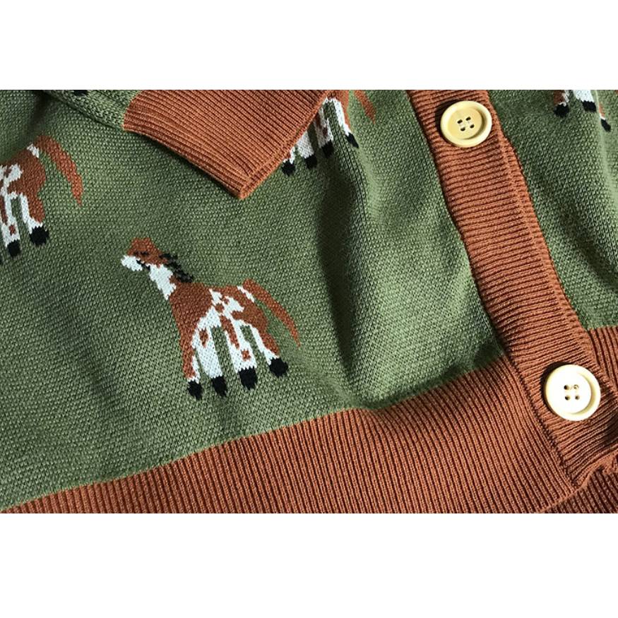 Süßer Strickjackenpullover mit Hundemuster