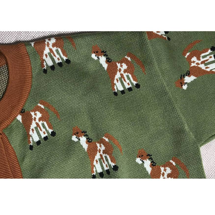 Süßer Strickjackenpullover mit Hundemuster