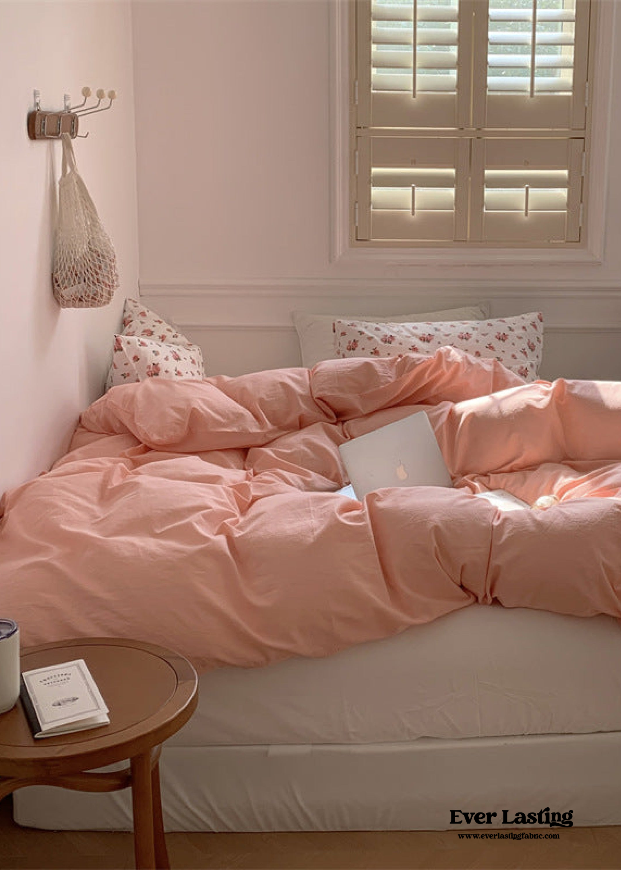 Minimalistisches Bettwäscheset mit Blumenmuster – Rosa + Weiß